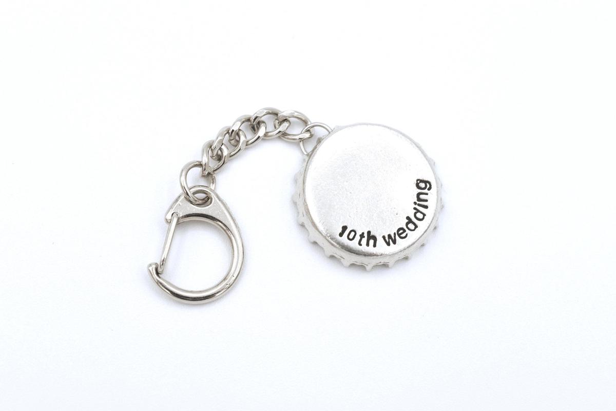 Tin 10 Year Anniversary bottle cap keyring.