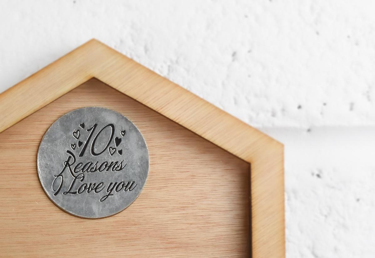 10th Anniversary 10 Reasons I Love You Wooden Wall Frame - 100% Pure Tin Disc - Full Colour Love Tokens