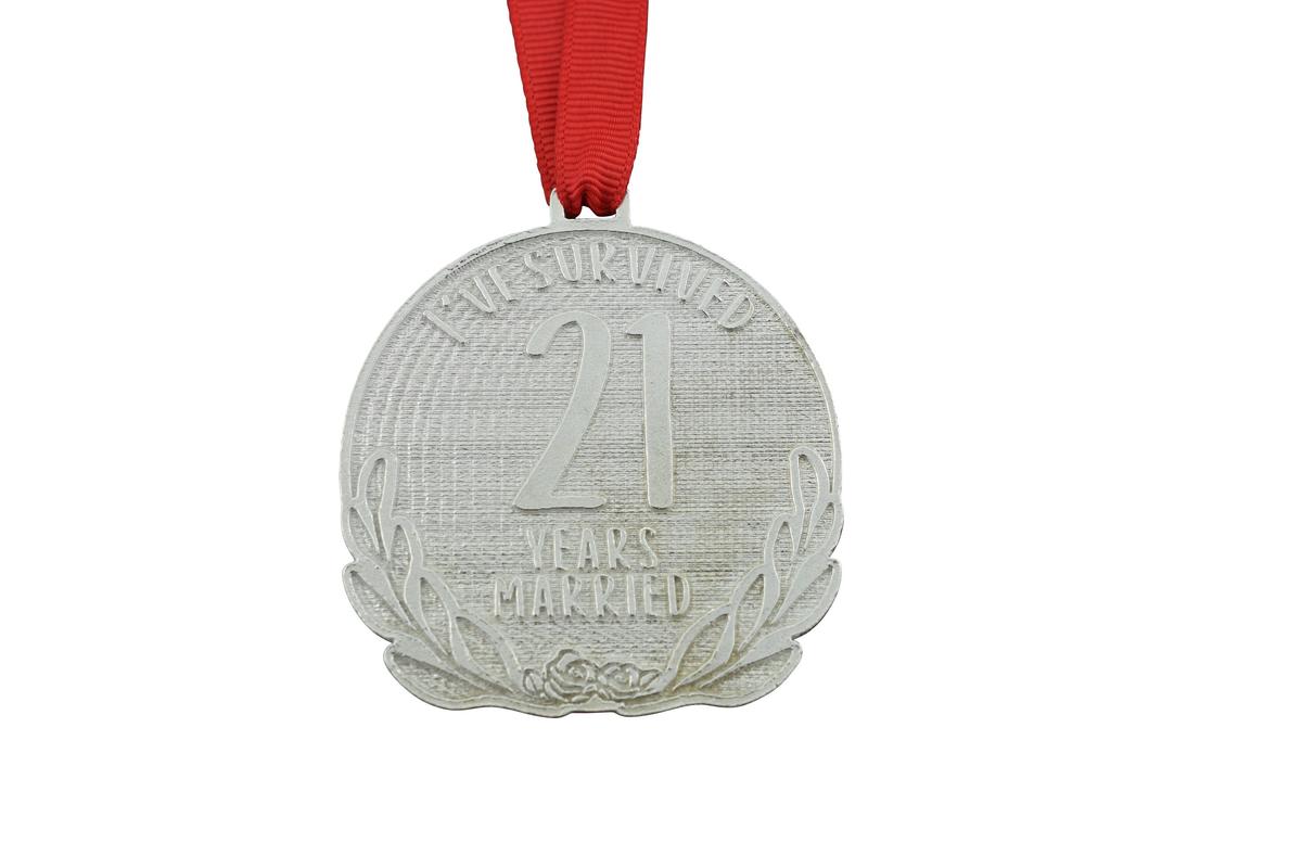 21st Anniversary Gift | 'I've Survived 21 Years Married' Funny Medal | 21 Year Wedding Anniversary Sarcastic Keepsake, UK