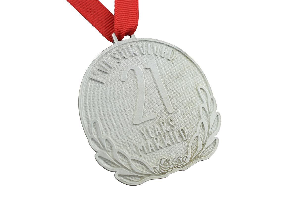 21st Anniversary Gift | 'I've Survived 21 Years Married' Funny Medal | 21 Year Wedding Anniversary Sarcastic Keepsake, UK