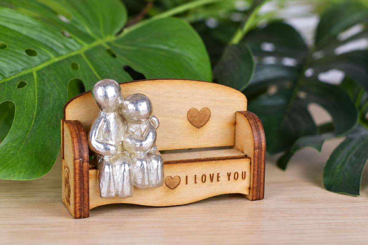 Anniversary Gift for Couples | Cuddling Couple on Wooden Sofa Bench Figurine | 'I Love You' Romantic Keepsake, Handmade UK