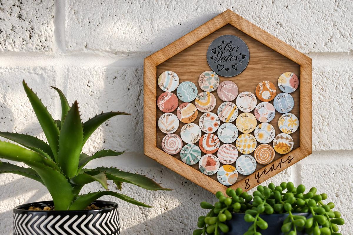 8th Anniversary Date Night Token Hanging Frame Ornament - Create 30 tth Anniversary Date Night Memories to Display (datenightframe08)