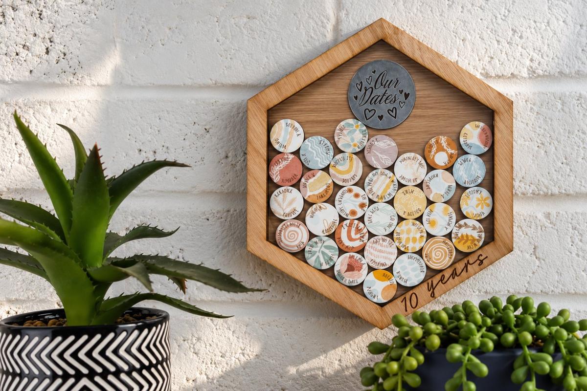 10 Year Anniversary Date Night Hanging Frame: Create Memories with 20 Interactive Date Night Tokens