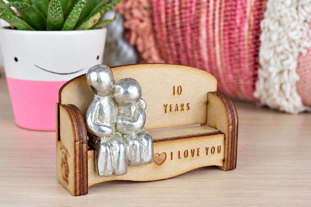 Cuddling Couple Wooden Sofa – 10 Year Anniversary Gift