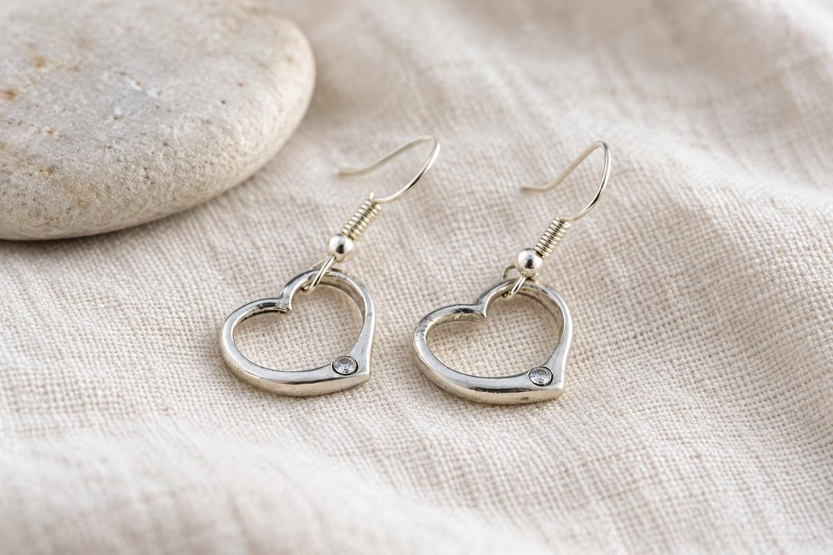 Tin Heart Earrings – 10th Anniversary Gift with Diamond